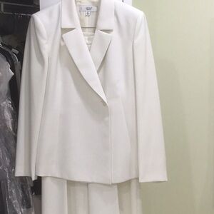 Le Suit Elegant Cream Blazer and Pants